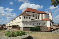 Celkový pohled na hrad s kaplí a vyhlídkovou věží