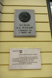 Pamětní deska na Schrattenbachově paláci