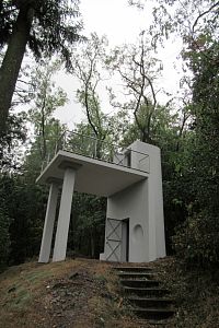 Na druhé straně od rozhledny jsou schody