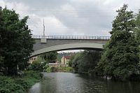 Jen o kousek dál je železniční viadukt Obřany