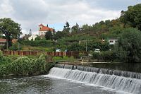 Jez na Svitavě - v pozadí kostel sv. Václava v Obřanech