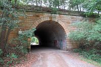 Podcházíme pod dálničním mostem