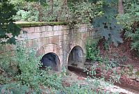 Dvouobloukový most přes potok Vrbovec