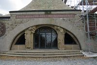 Mohyla míru - vchod do kaple