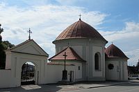 Kaple sv. Jana Křtitele se hřbitovní bránou