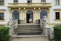 Vchod do zámku - dnes i do kavárny a restaurace