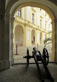 Na zámeckém nádvoří