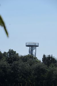 Větší část rozhledny je vidět z cesty do Kurovic