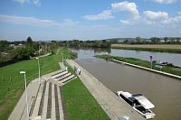 Z plošiny je vidět amfiteátr, Baťův kanál i řeka Morava