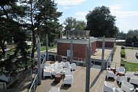 Pod námi je restaurace s venkovním posezením na terase