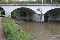 Železniční most přes Svitavu - tady se voda už vylila na cestu