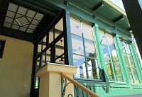 Dodatečně přistavěná dřevěná veranda zvenku