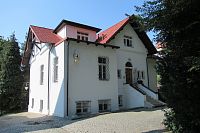 Sousední Giskrova vila z 2. pol. 19. století od J. Arnolda.