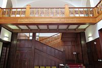 Zábradlí s piniovými šiškami