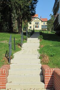 Z Drobného ulice vede schodiště do Arnoldovy vily