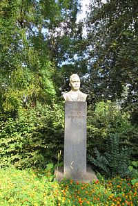 Park Lužánky - busta Josefa Merhauta, brněnského spisovatele, novináře, hudebního a divadelního kritika z r. 1929