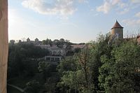 Výhledy z věže jsou hlavně na hrad