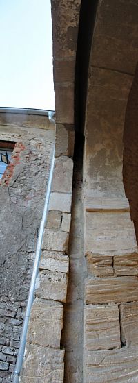 U vchodu je vidět drážka dveří