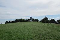 Při obědě se kocháme pohledem na kapli s rozhlednou