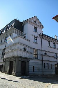 Hýblova ulice - bývalá budova spořitelny