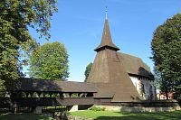 Kočí - kostel sv. Bartoloměje s dřevěnou zvonicí a krytým mostem