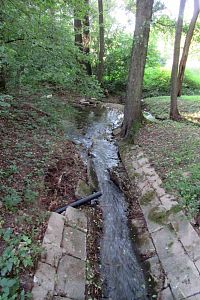 Voda teče prudce - dole malá tůňka