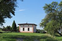 Křečhoř - domek strážce památníku