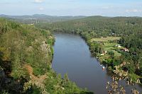 Nádherný pohled na v. n. Slapy - vlevo je skalní masiv Velká