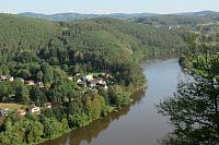 Na protějším břehu lze zahlédnout skalní útvar Roviště