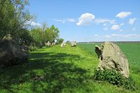 Vstiš - léčivý kamenný kruh - pohled od zadních 3 menhirů přes kruh ke vstupu