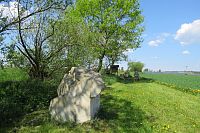 Vstiš - léčivý kamenný kruh - samostatně stojící je meditační menhir