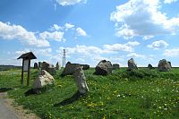 Chlumčany - léčivý kamenný kruh se vstupními menhiry