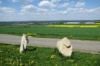 Vstupní menhiry - mužského a ženského charakteru