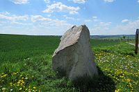 Další ze tří menhirů, které kruh spojují energetickou linií s okolím