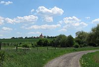 Kostelík na kopečku, kde máme auto, je také pěkně vidět
