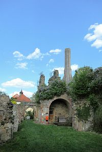 Hrad Roupov - nádvoří