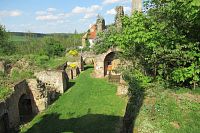 Vidíme nádvoří pěkně shora