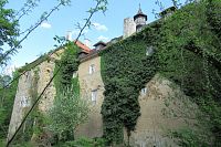 Hrad Roupov - pravděpodobně bývalý zámek, dnes obývaný majiteli