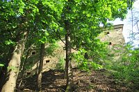 Mohutná sýpka u hradu