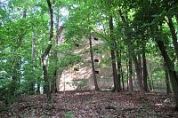 Mohutná sýpka u hradu