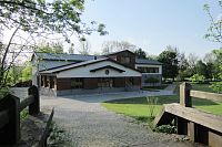 Za řekou je nějaké středisko - na restauraci to nevypadá, cedule tam není