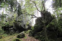 Skaliska podél cesty