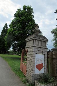 Vstup do zámeckého areálu zdobí rokokové vázy