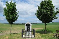 Výklenková kaplička na křižovatce pod rozhlednou v Únějovicích