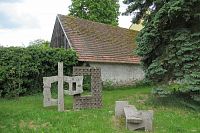 Dřevěné skulptury nedaleko sýpky