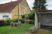 Dřevěné skulptury nedaleko sýpky