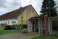 Dřevěné skulptury nedaleko sýpky