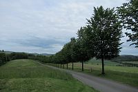 Z parkoviště na Tanaberku se díváme na Křížovou cestu