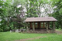 Turistický chrám na místě bývalého hostince