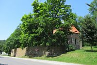 Hřbitovní kostel Nanebevzetí Panny Marie s ohradní zdí